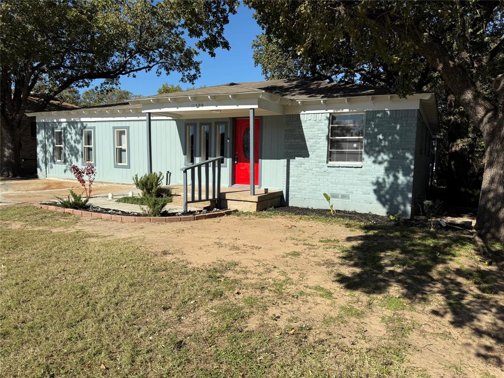 a view of a house with backyard and porch