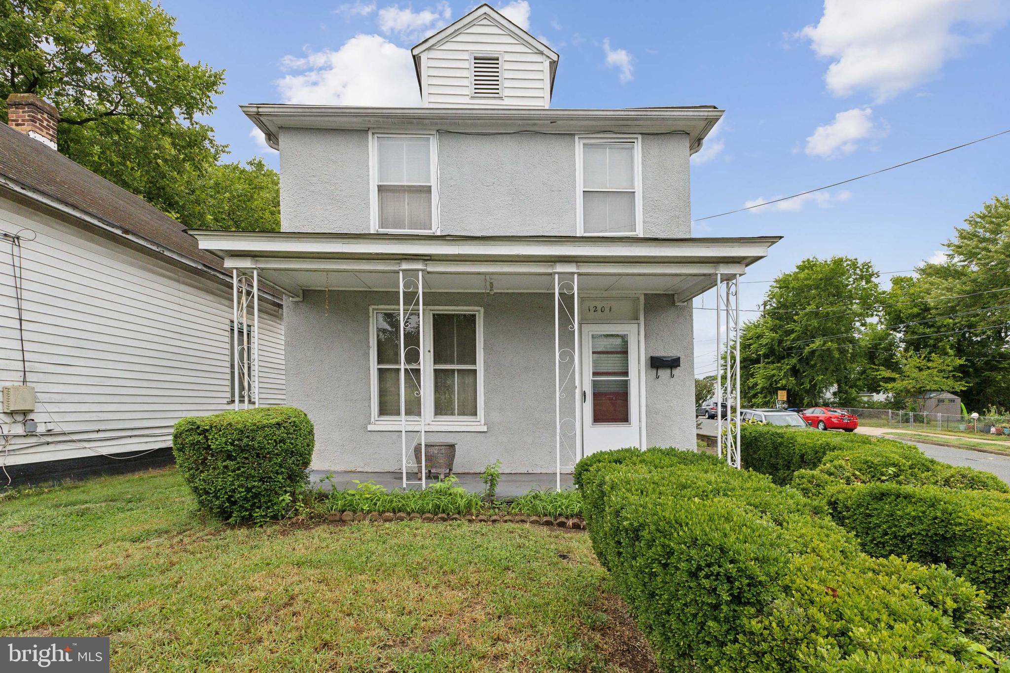 a view of a house with back yard