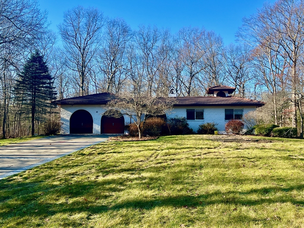 a view of a house with a yard