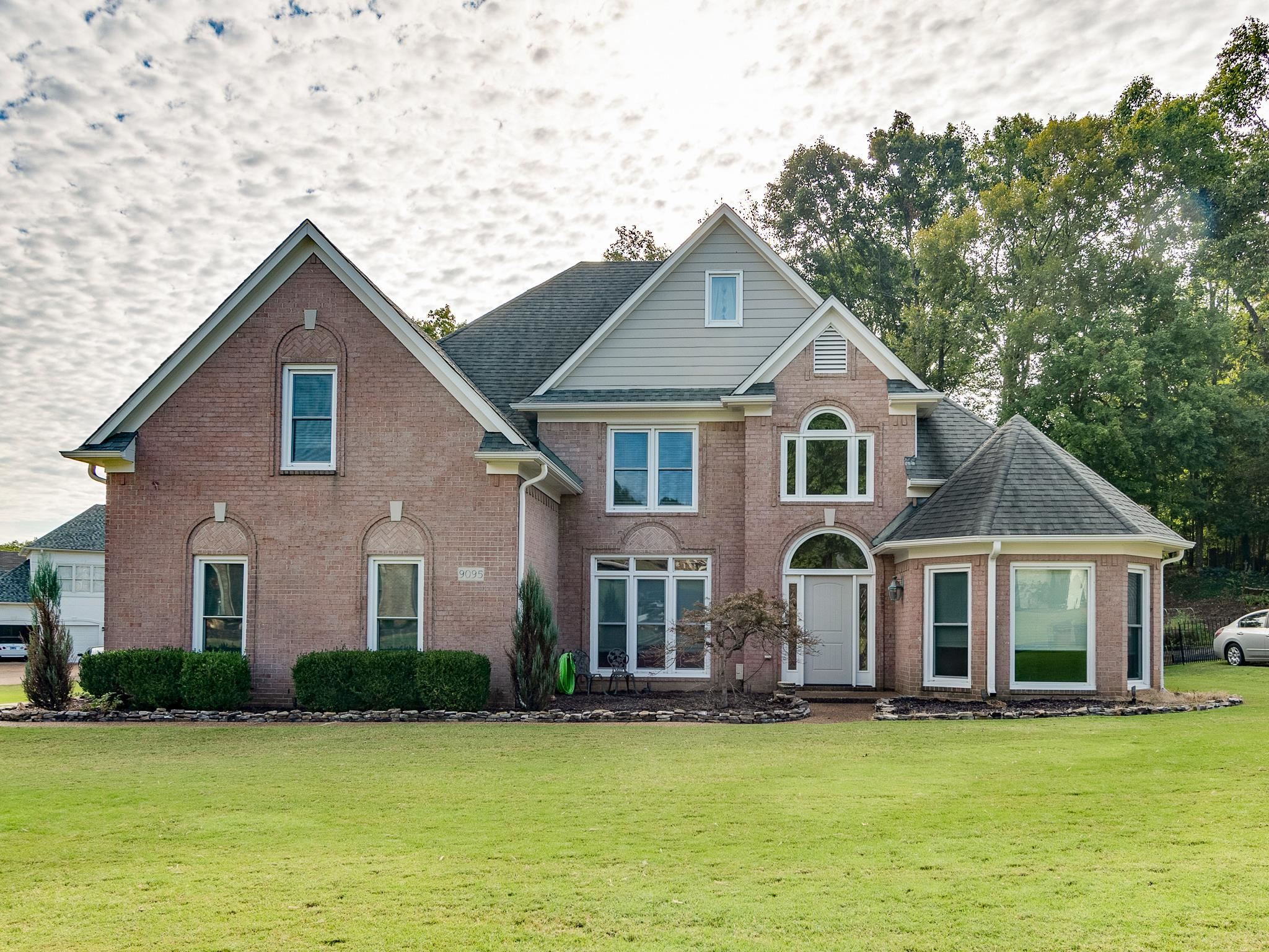 View of front property featuring a front lawn