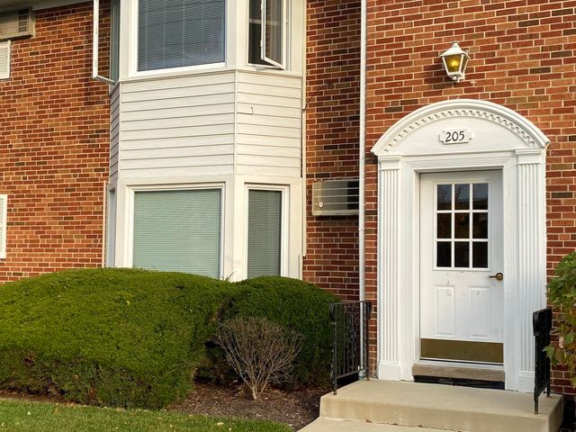 $1,900 | 205 North Ridge Avenue, Unit 1G | Arlington Heights