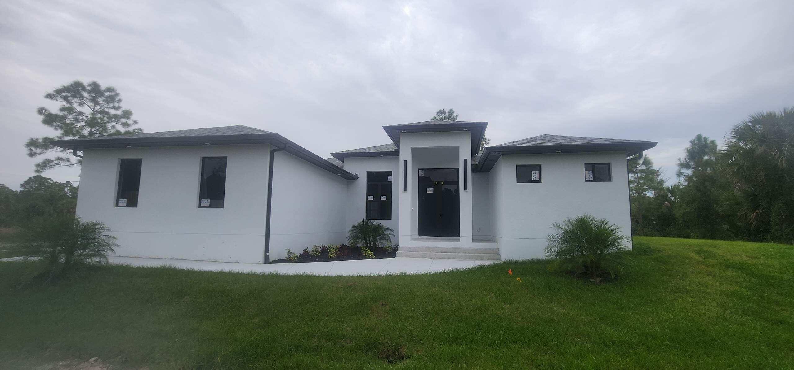 a view of a house with backyard and garden