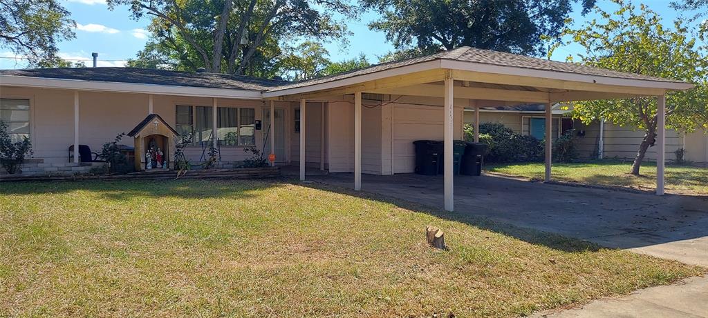 a view of a house with backyard and porch