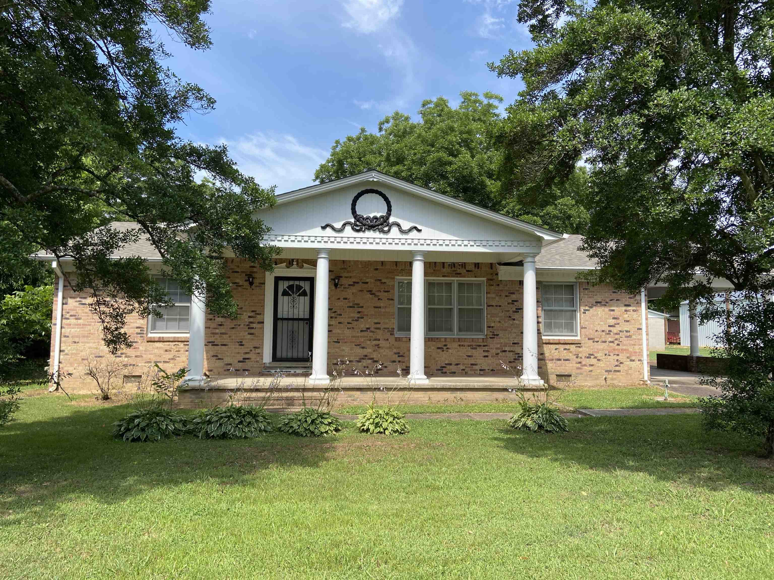 View of front facade featuring a front lawn