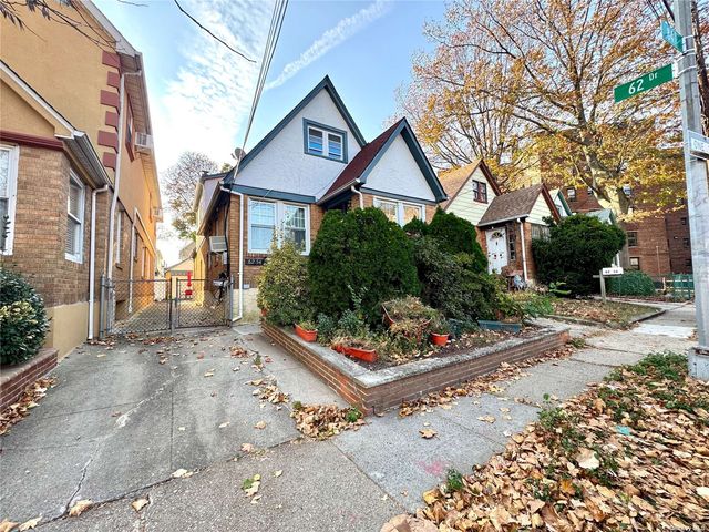 $873,800 | 62-54 84th Place | Middle Village