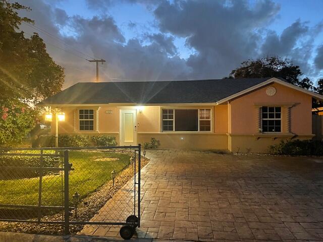 a view of a house with a yard