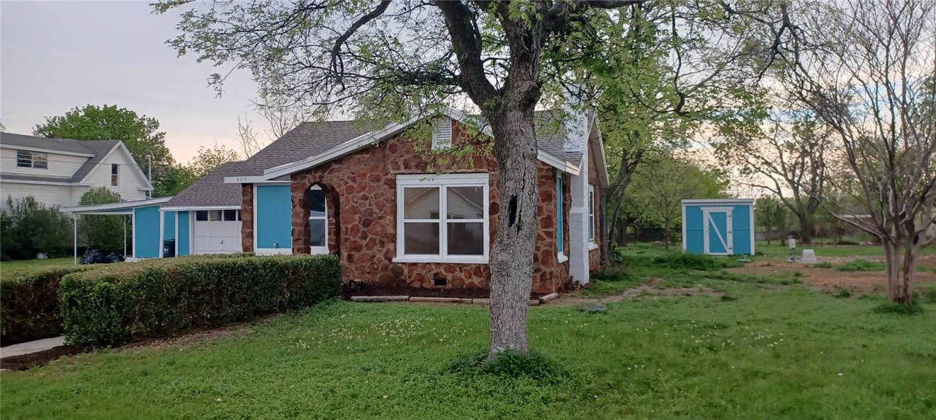 a view of a house with backyard and garden