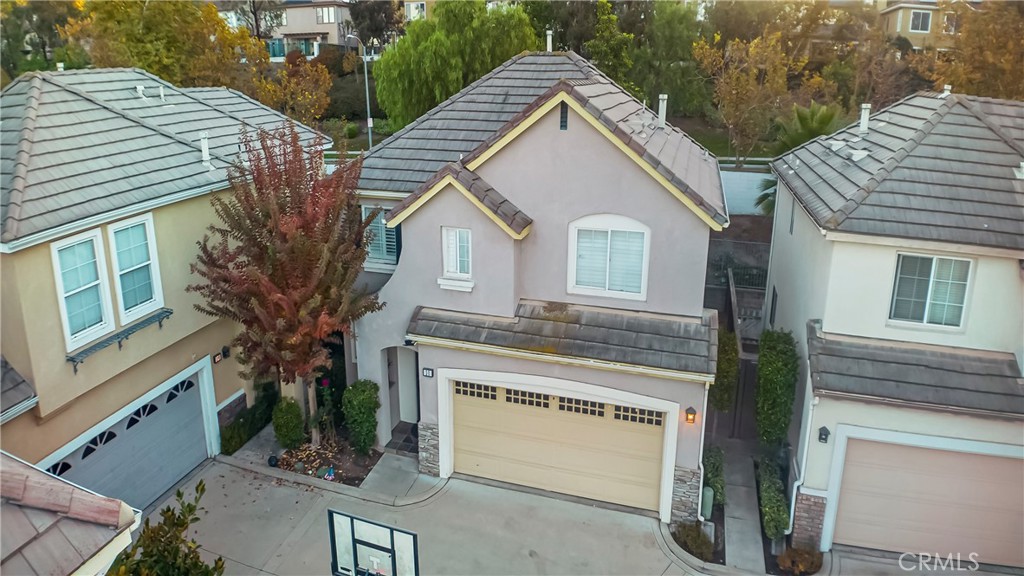 Detached condo inside the common driveway