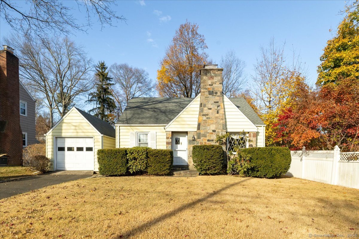 a view of backyard of the house