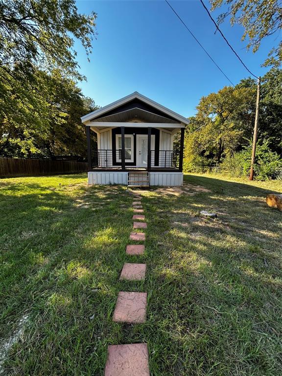 a view of a house with a yard