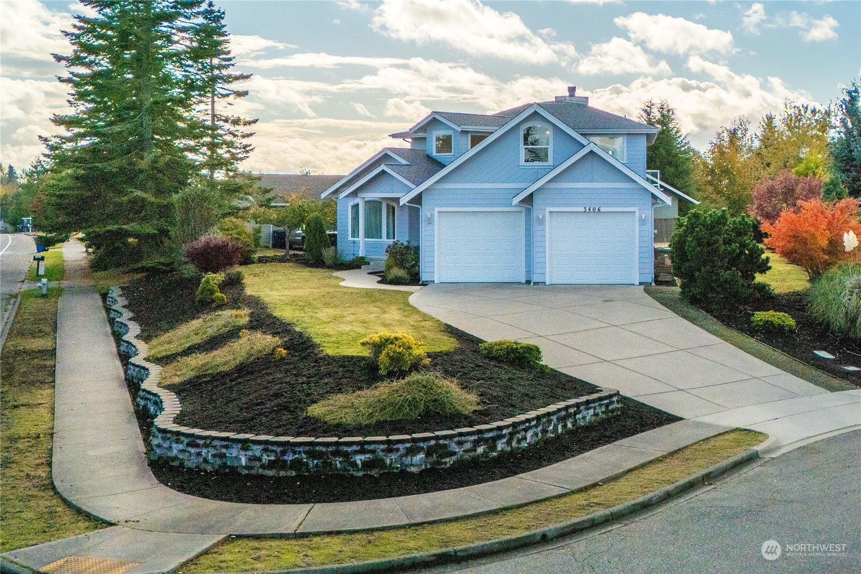 a view of a house with a small yard