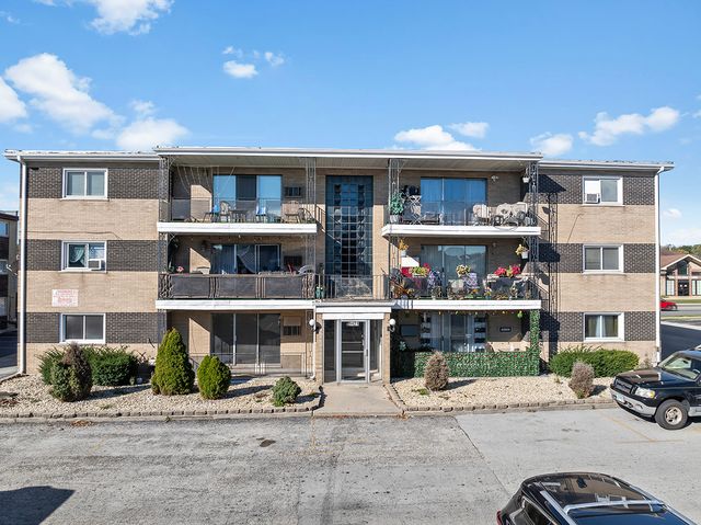 $149,000 | 9421 South Roberts Road, Unit 1SE | Hickory Hills