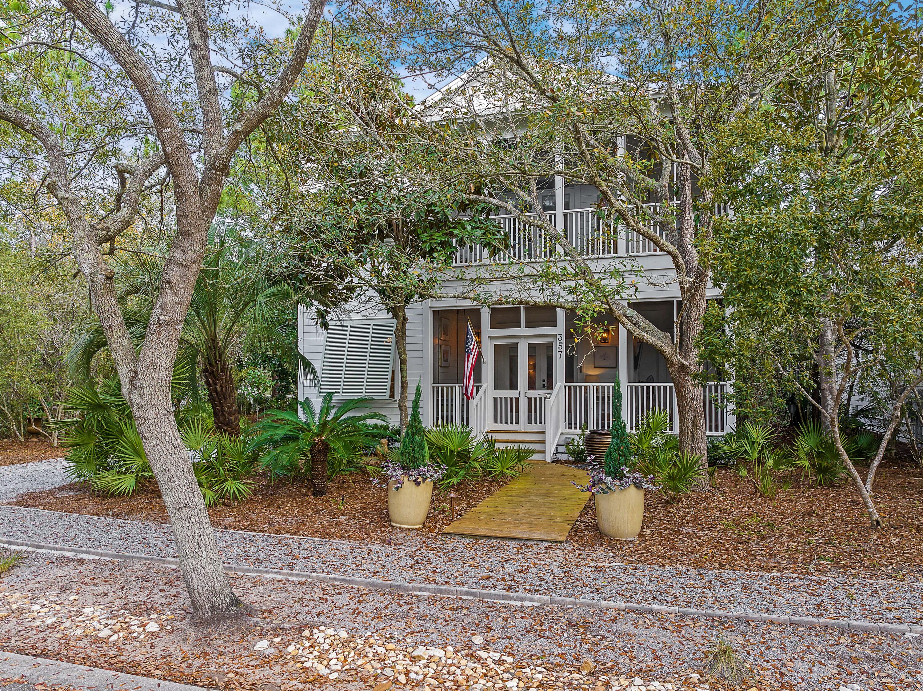 a view of a house with backyard and garden