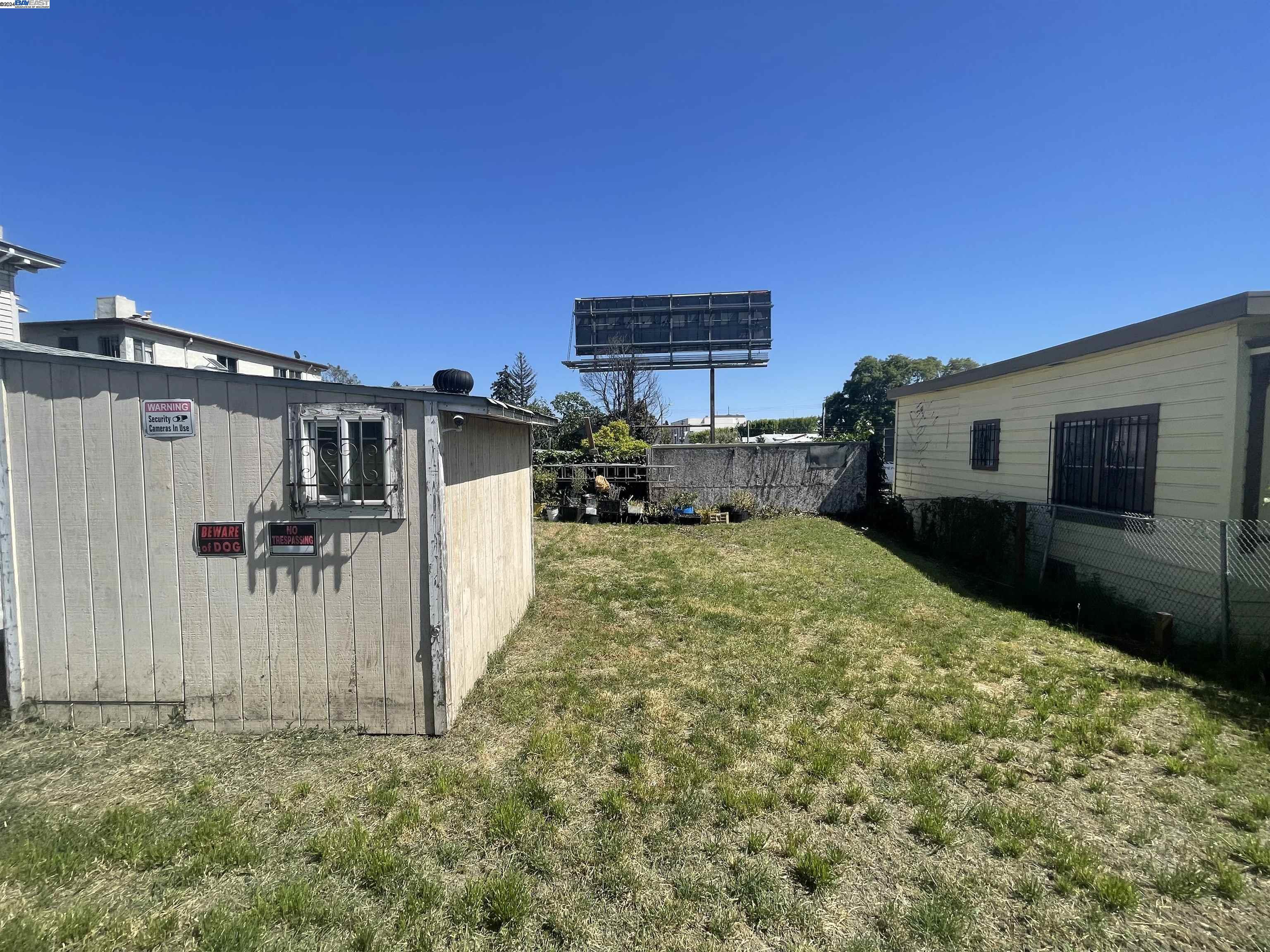 a view of a house with backyard and kitchen