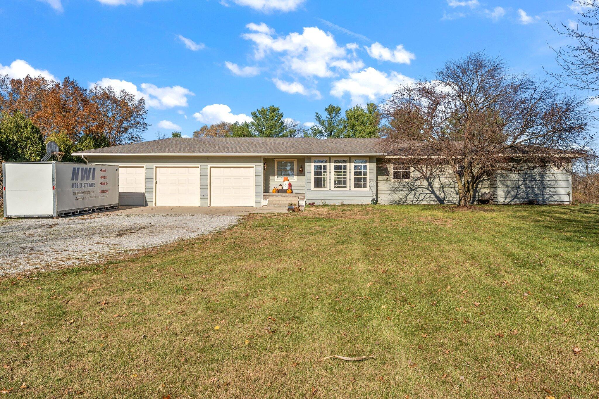 a view of a house with backyard and garden