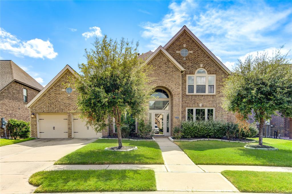 WELCOME HOME! This stunning Perry Homes abode has all you need to make it your home sweet home.