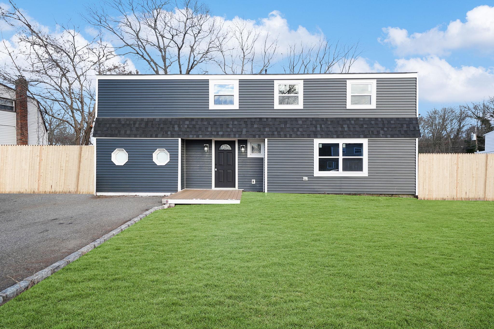 View of front of property featuring a front yard