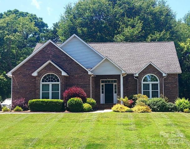 $459,900 | 545 Deerfield Drive | Mount Holly