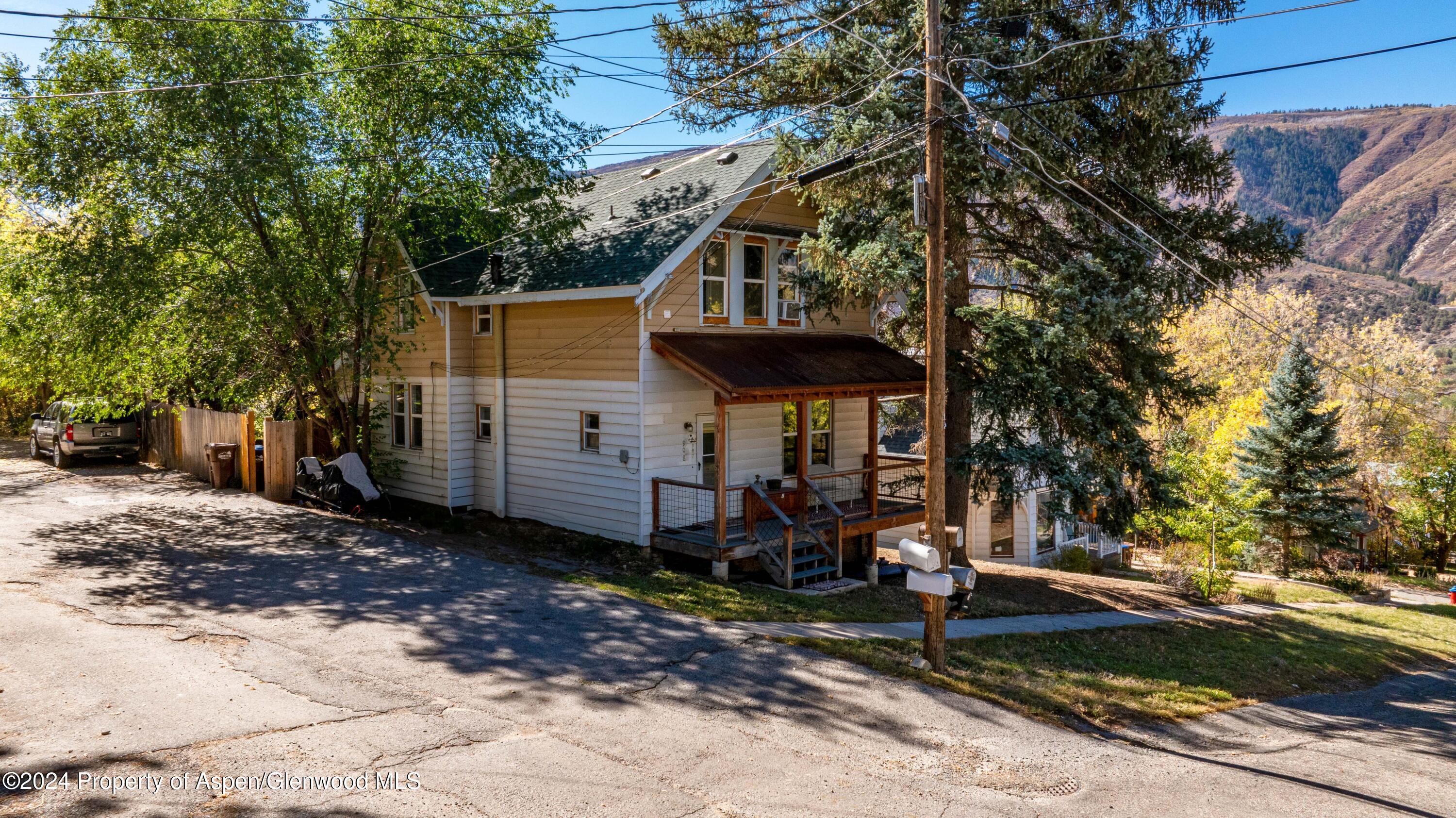 a view of a house with a yard