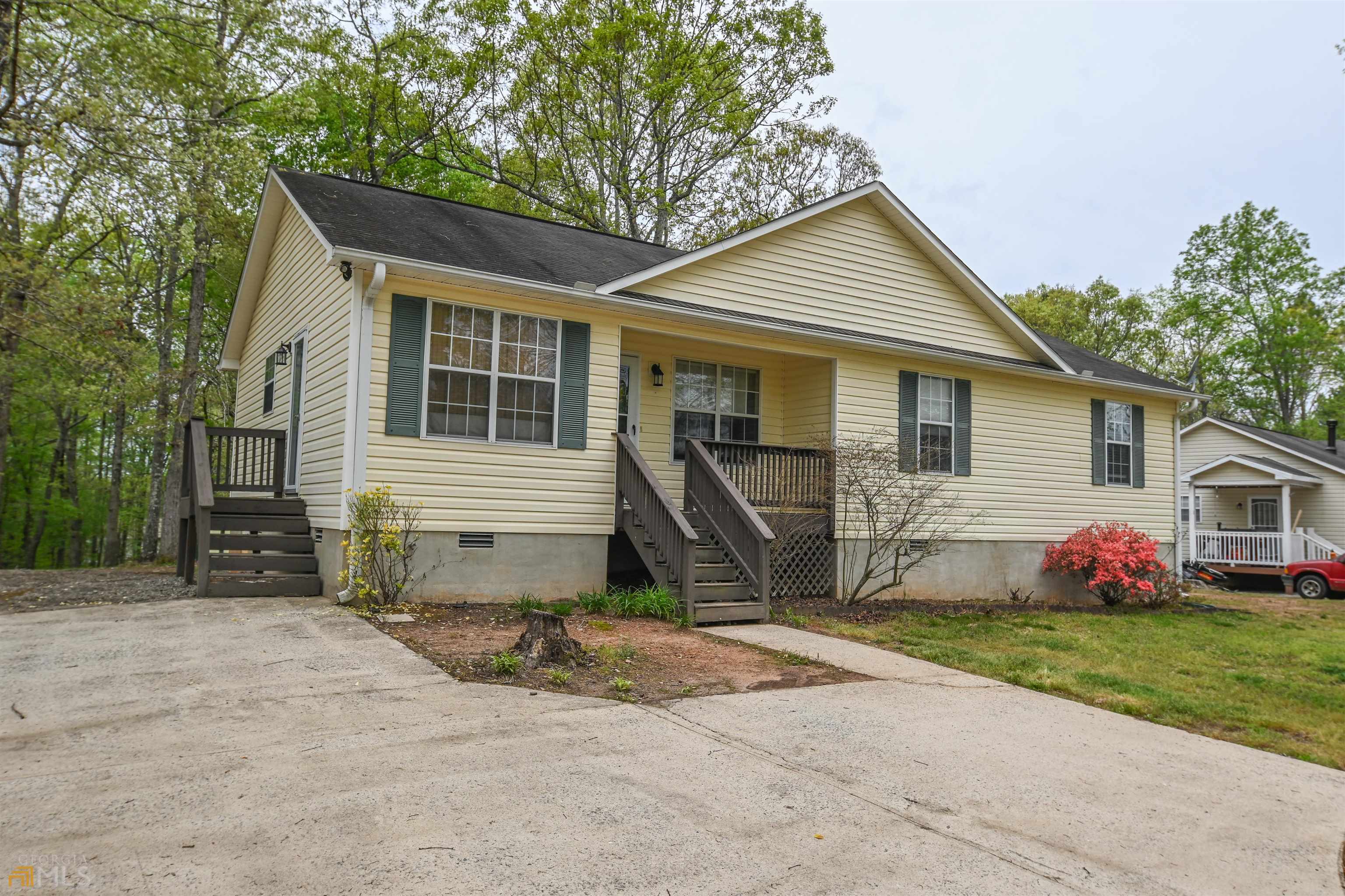 a view of a house with a yard