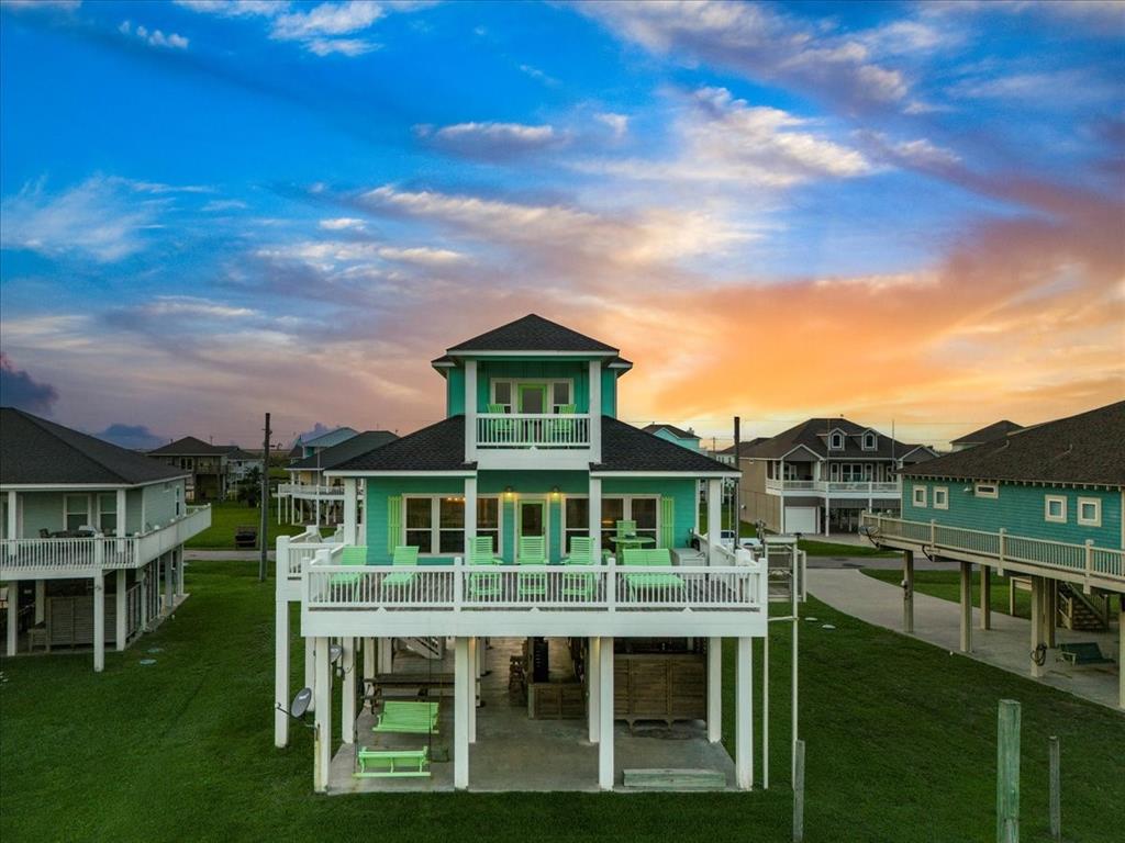 a view of house with a big yard