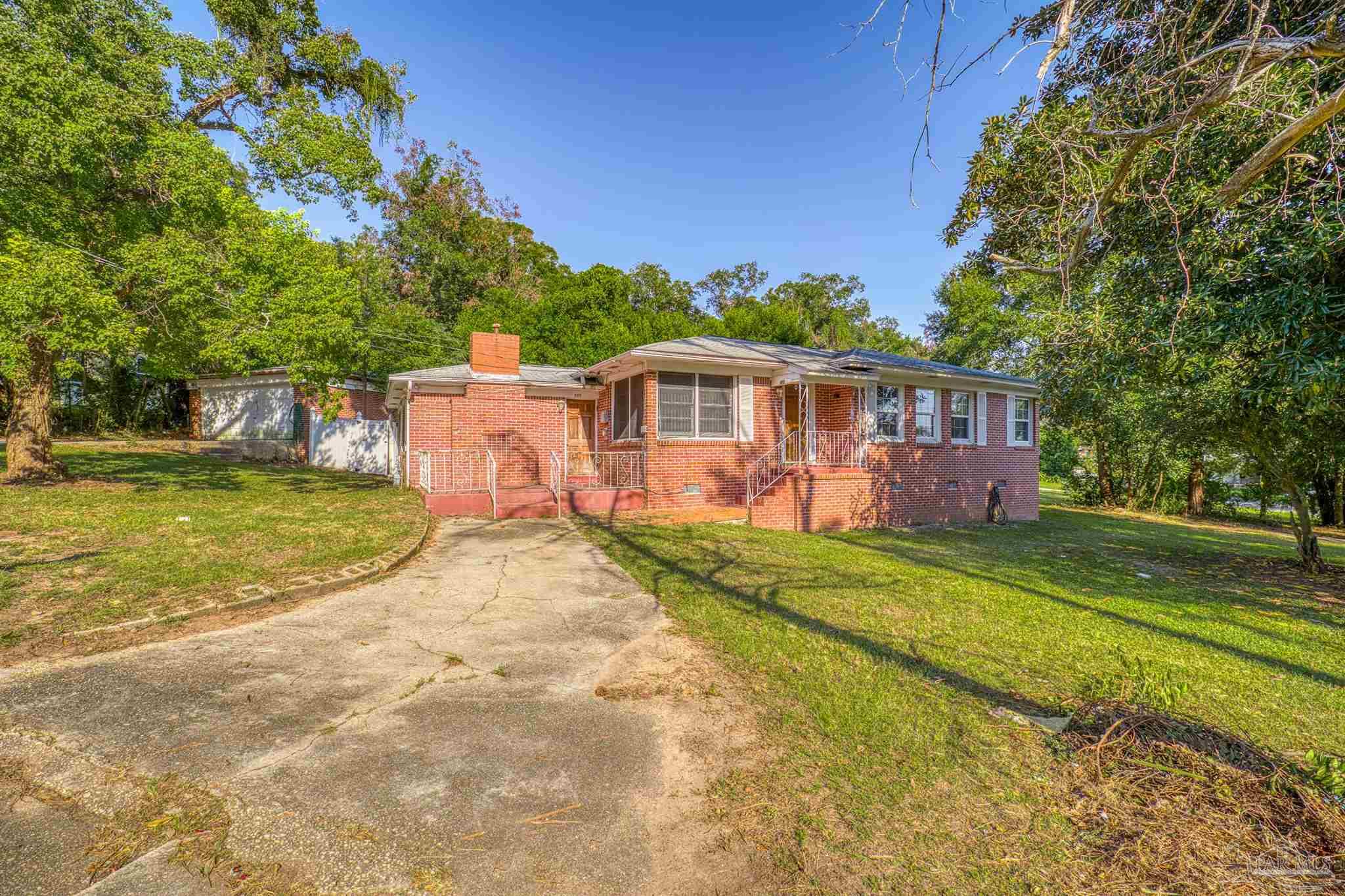 a view of a house with a yard