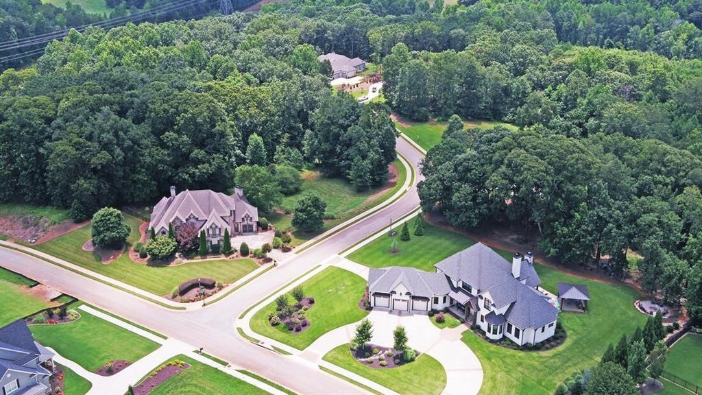 an aerial view of a house a garden and mountain view