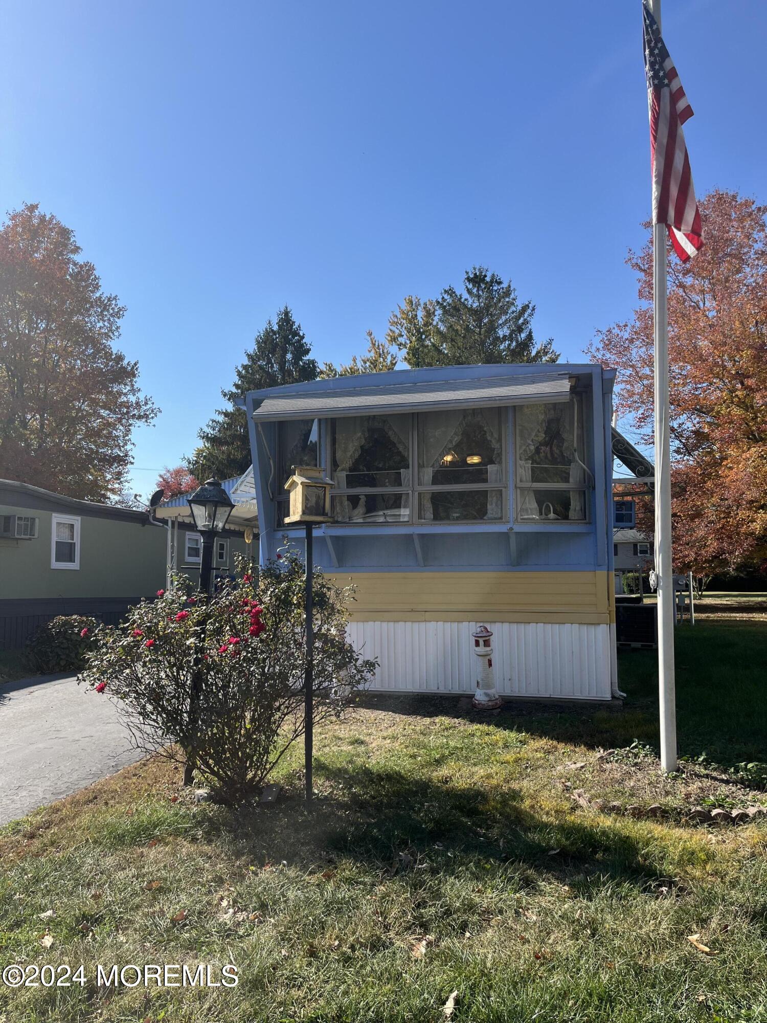 a view of a house with a yard