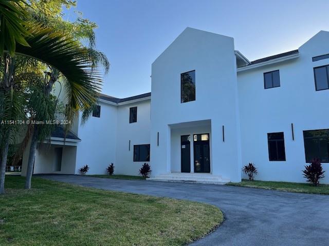 a view of a front of house with a yard