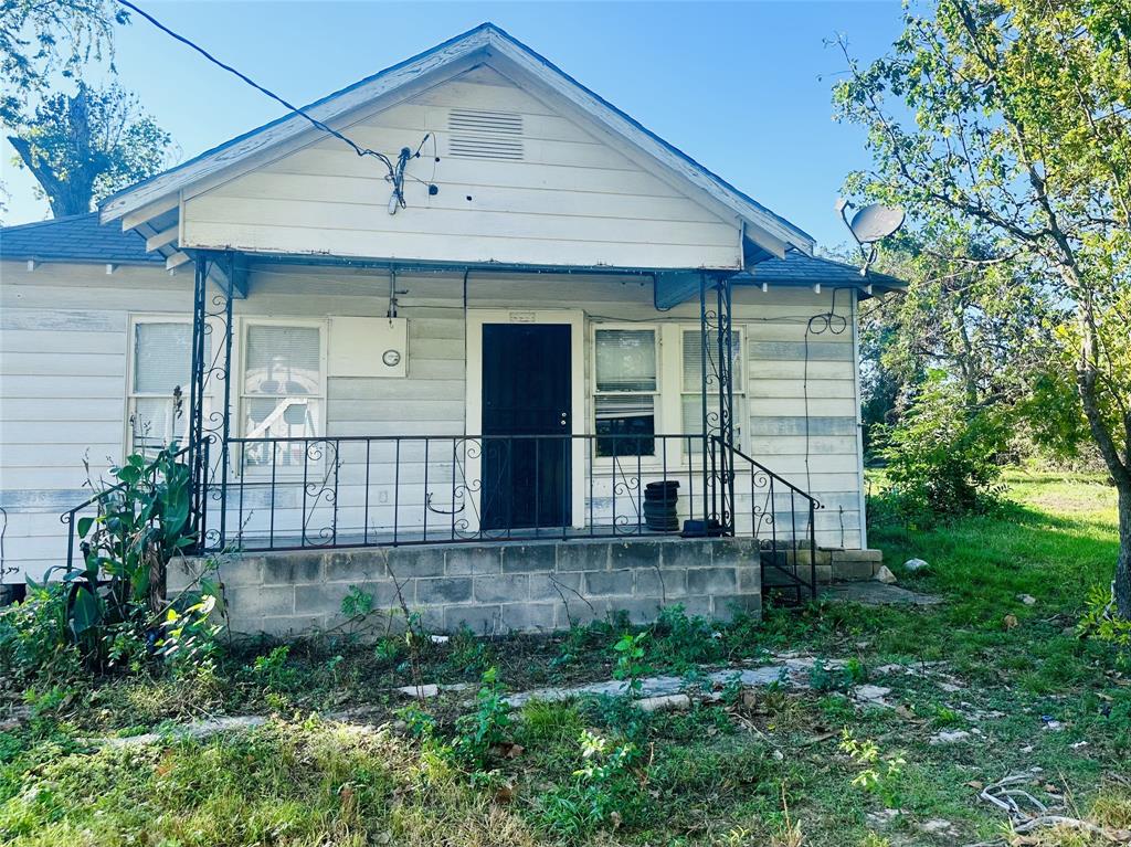 Prime one-acre property featuring a 3-bedroom, 1-bath home with incredible proximity to city conveniences. Located just minutes from the innerloop, this location offers easy access to shopping, dining, and all the best of Houston’s vibrant lifestyle!