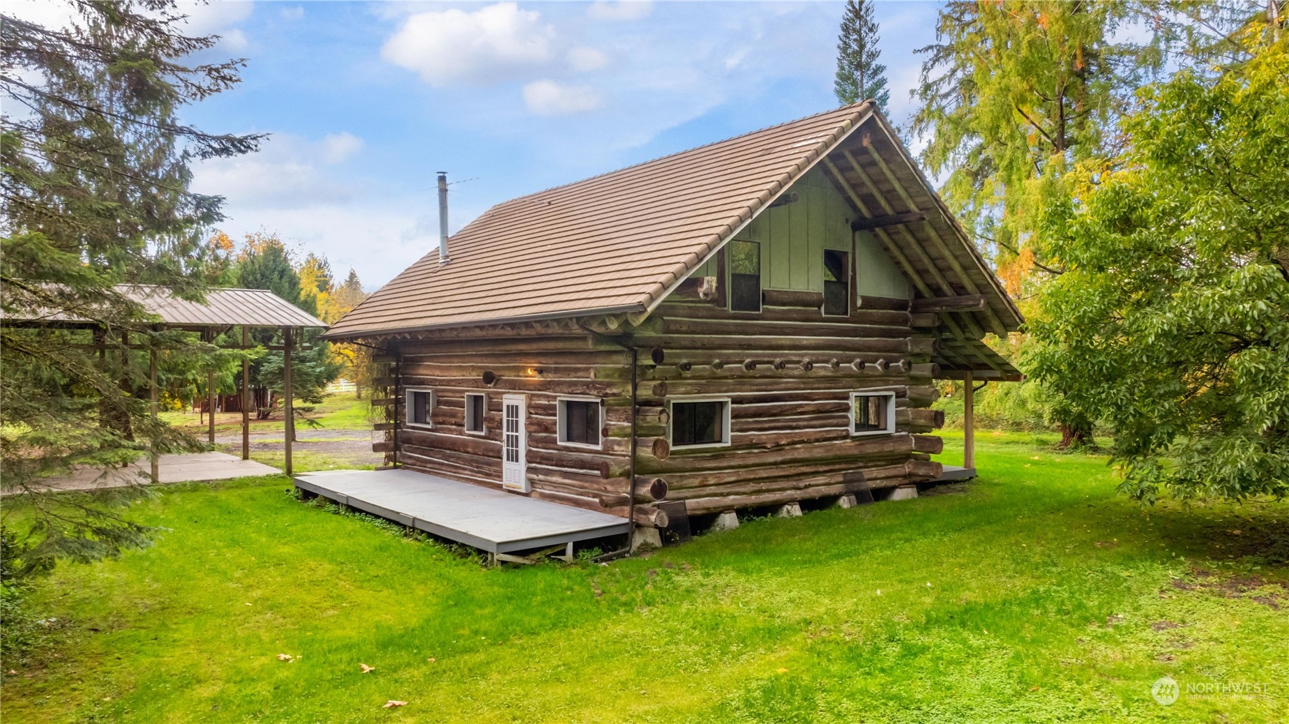 a view of a house with a yard