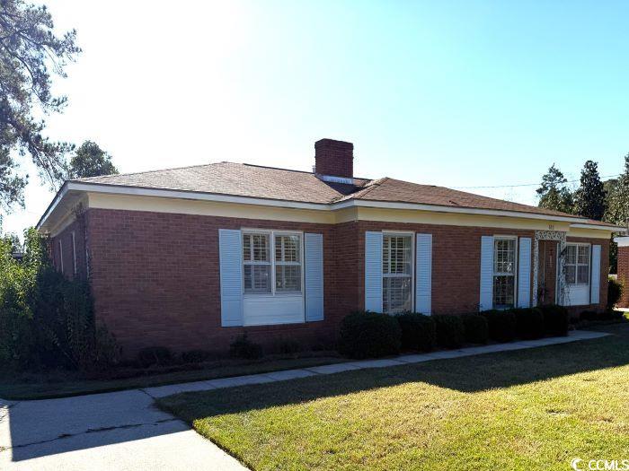 View of front facade featuring a front yard