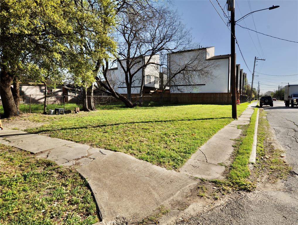 a view of a back yard