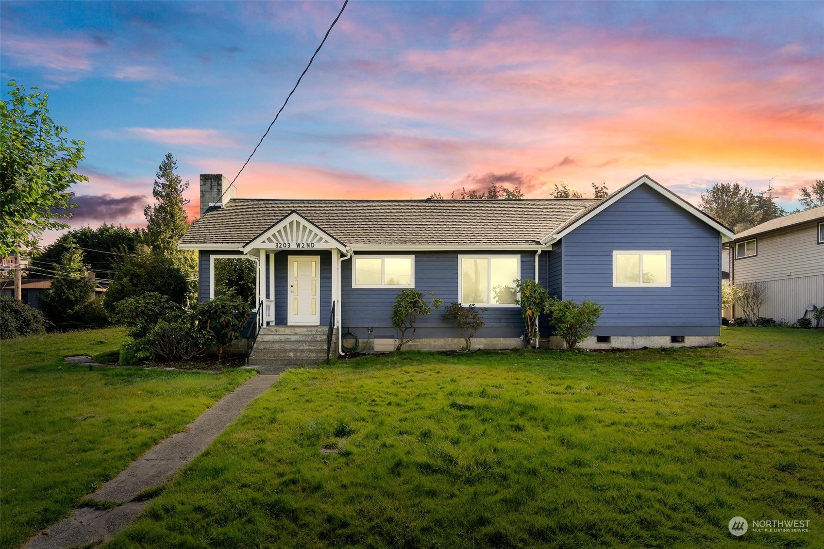 a view of a house with a yard