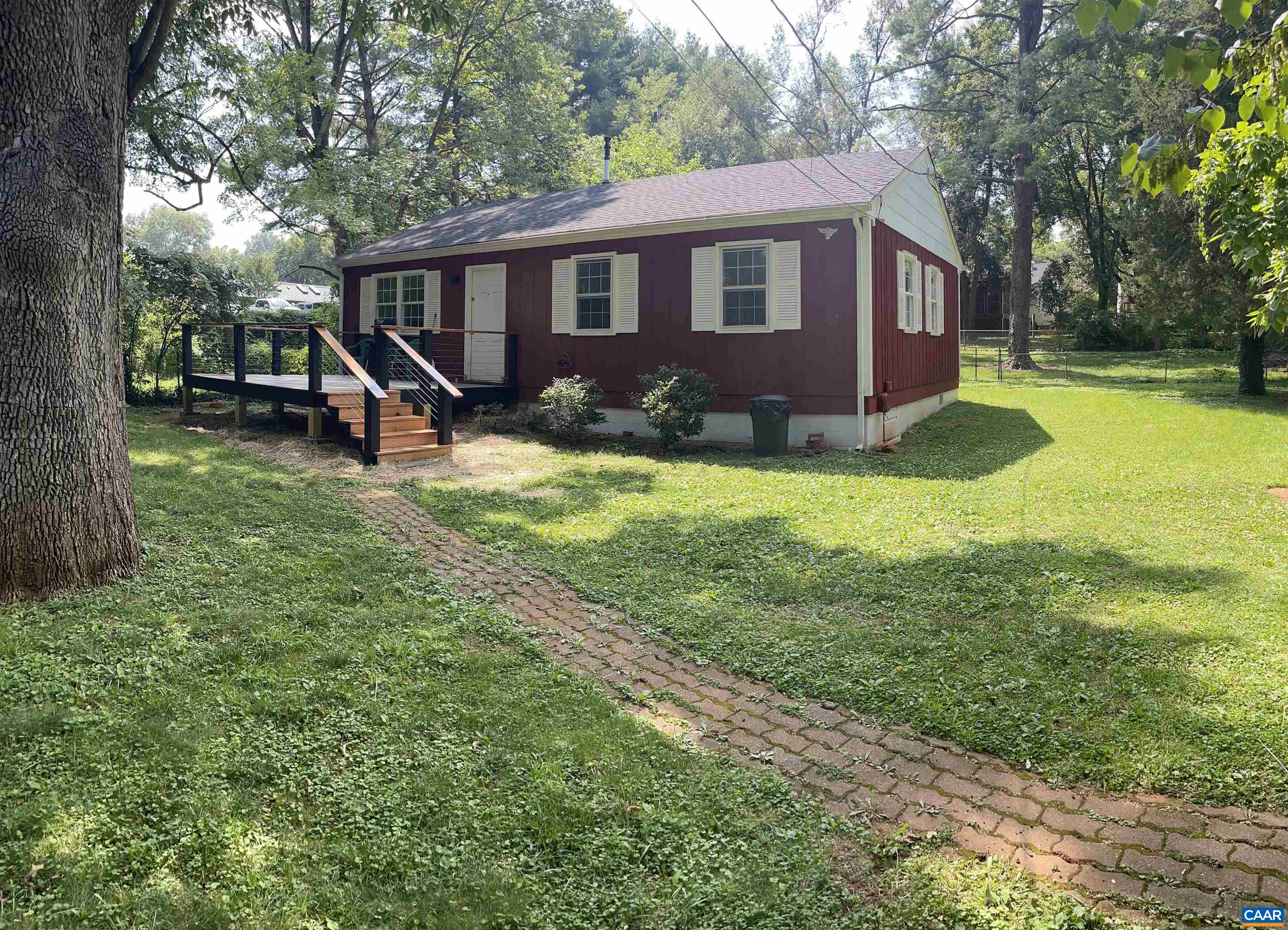 a view of a yard in front of house