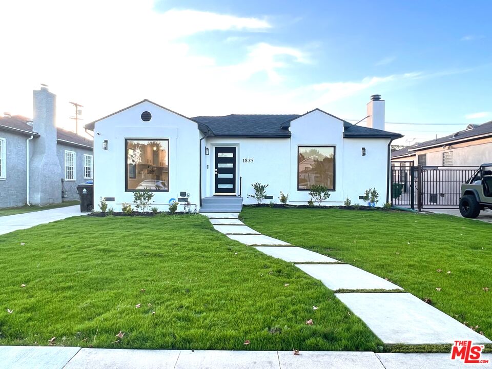 a view of a house with backyard