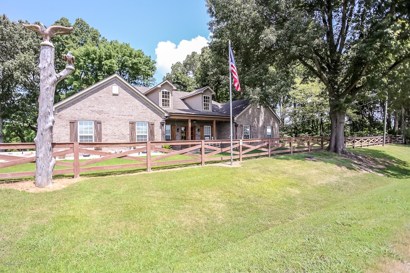 View of front of property featuring a front yard