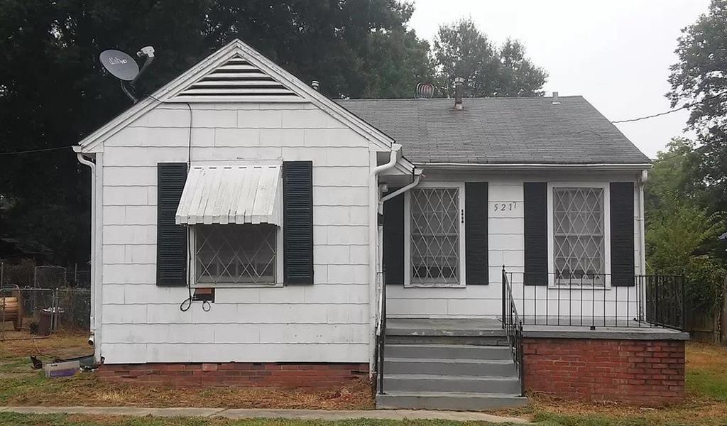 a view of house and entrance