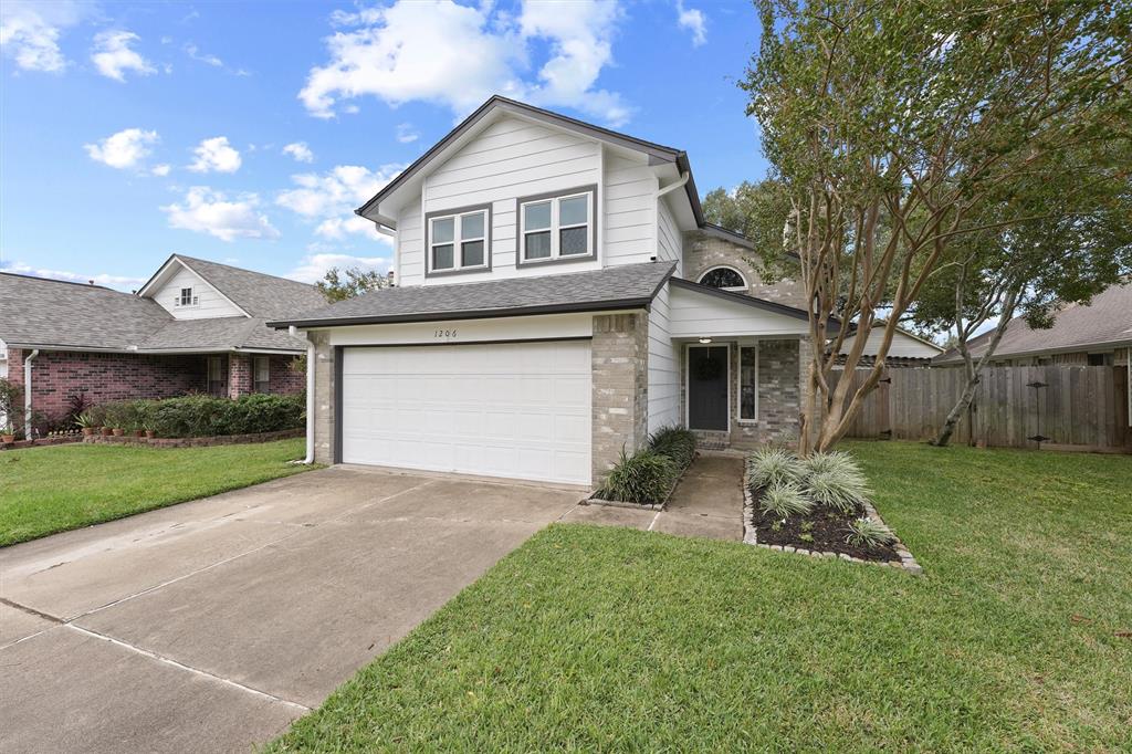 Welcome to your future home in Lexington Settlement on a quiet cul-de-sac street and zoned to Fort Bend ISD schools. This charming and well-maintained 1.5-story features fresh paint and a lovely yard. 