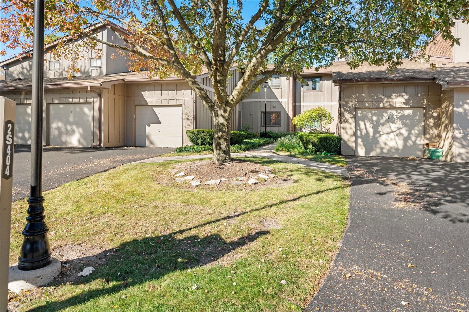 a view of a house with backyard and tree