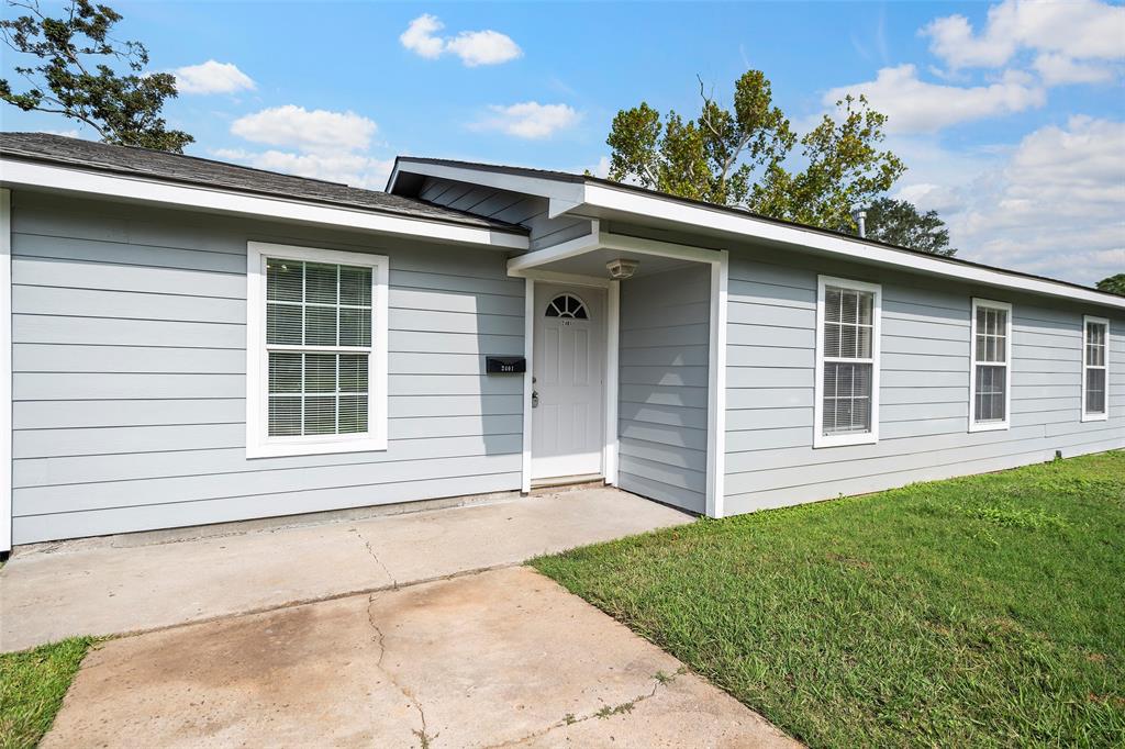 a view of a house with a yard