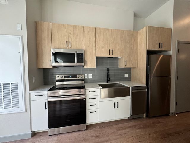 $2,280 | 99 Green Street, Unit 316 | Green Island