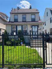 View of front facade featuring a front yard