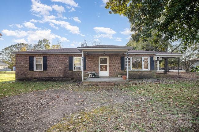 a view of a house with backyard