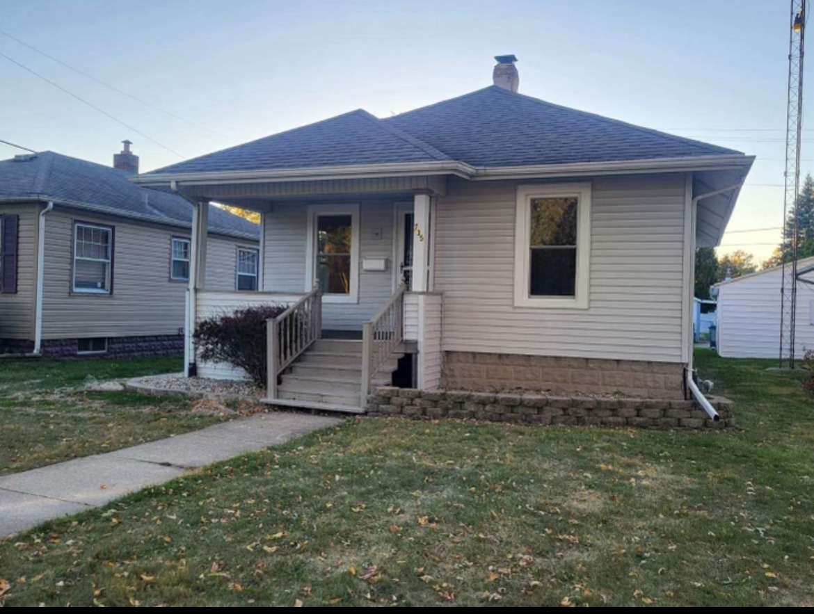 a view of a house with a yard