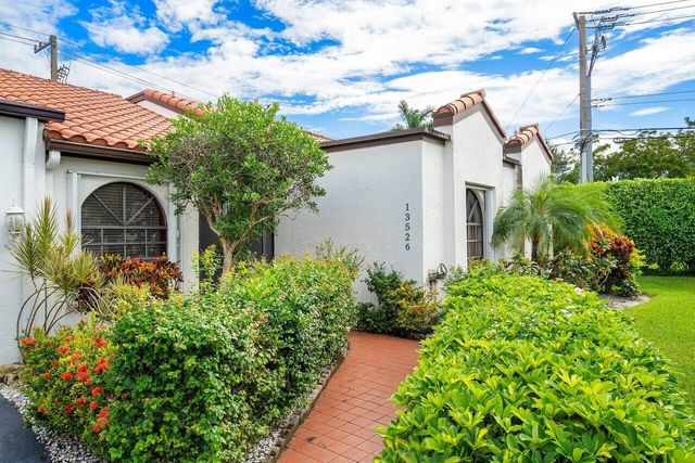 $425,000 | 13526 Fountain View Boulevard | Greenview Shores of Wellington