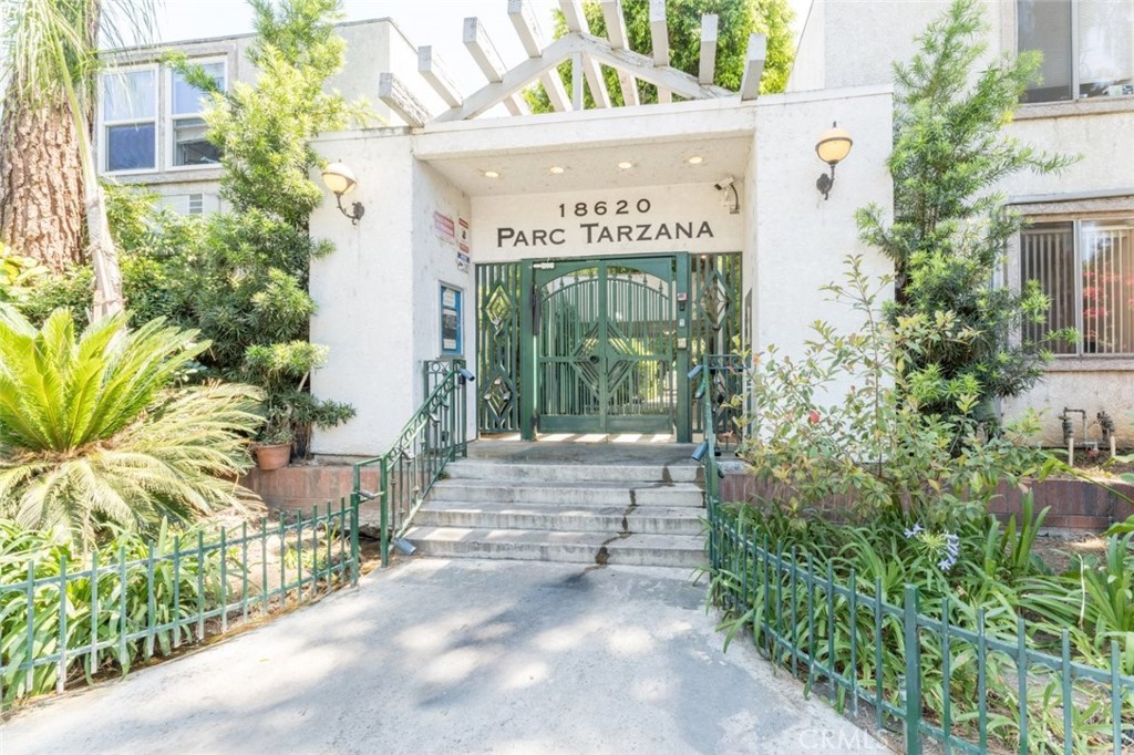 a view of a entrance door of the house