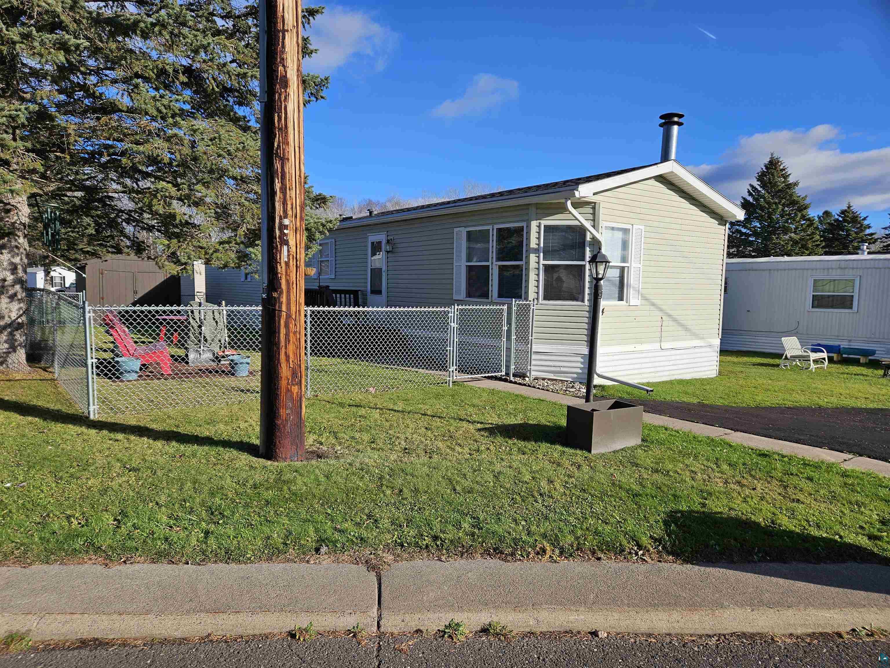 Manufactured / mobile home featuring a front lawn