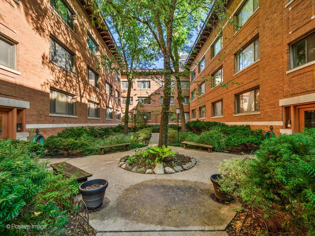 $230,000 | 808 West Lakeside Place, Unit 303 | Uptown Chicago