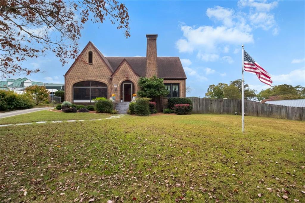 a view of a house with a yard